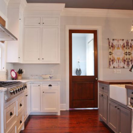 See how this simple wall hanging adds some serious interest to this classic kitchen?